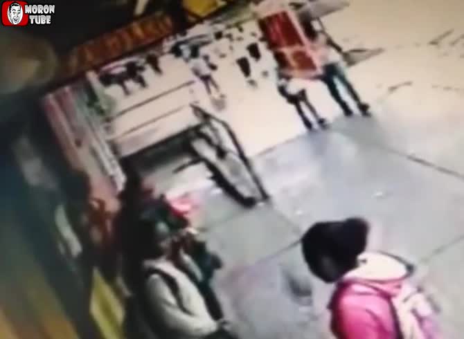 Video :A lady and her four children are nearly destroyed by an automobile